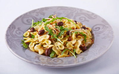 Bun with arugula, walnuts and black beans